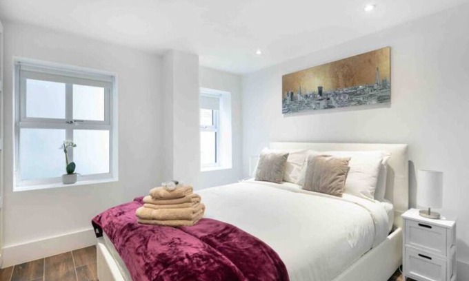 Redbridge Apartamento | Luxurious & Cosy, 1 Bedroom Apartment with Parking & Private Terrace