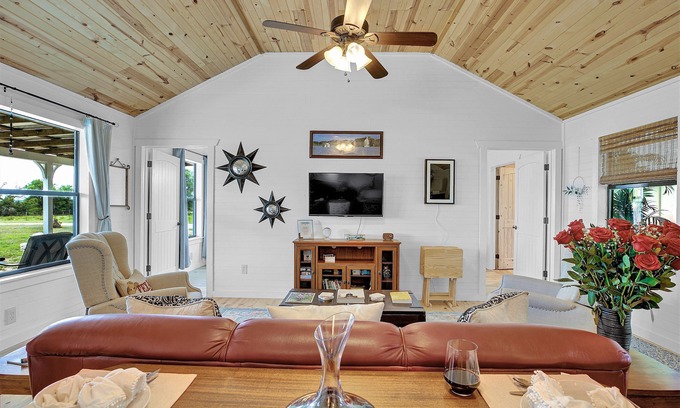 Fredericksburg Cabaña | Luxurious Cottage on 3-Acre's in Fred Wine Country!