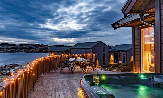 Steinsland Casa | Luxurious cottage outside Bergen with Jacuzzi - Spa, boat and kayak rental