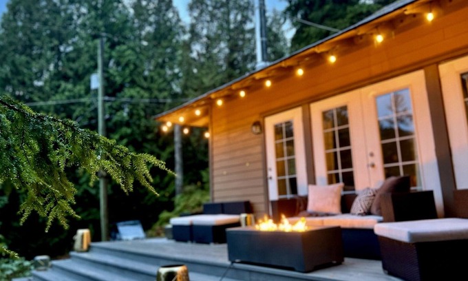 Port Moody Cabaña | Luxurious Cottage w. Hot Tub & Ocean Views