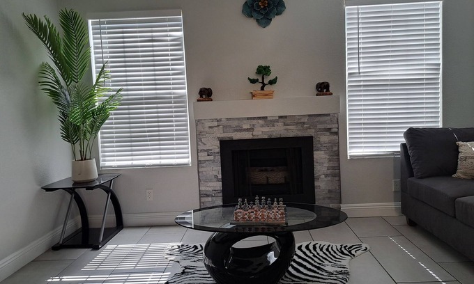 Las Vegas Condominio | Luxurious Cozy 2-bedroom condo.