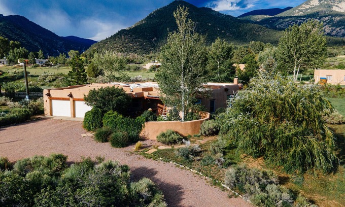 Arroyo Seco Casa | Luxurious & Cozy Modern Adobe Home. Taos at it's finest. Welcome to Dos Alamos!