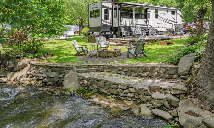Pittman Center Alquiler De RV | Luxurious Creekside Camper/RV in Gatlinburg, TN w/bunk room & fire pit.