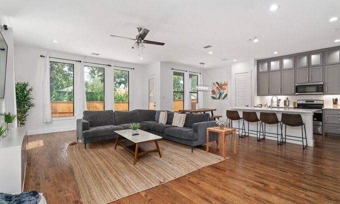 West Dallas Casa | Luxurious Dallas Home - 5 minutes from Downtown 🌌
