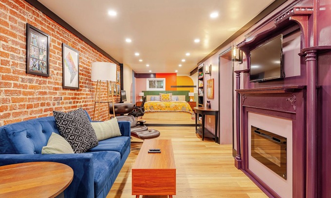 Petworth Apartamento | Luxurious DC garden apartment w/ King bed, for work and play, steps to Metro
