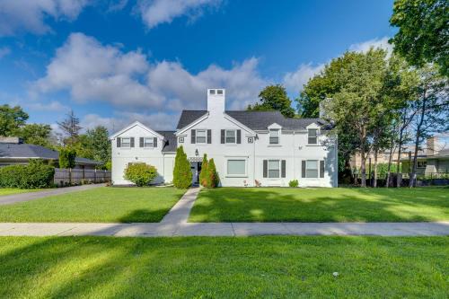 Highland Park Casa | Luxurious Detroit Home - Walk to Golf and Park!
