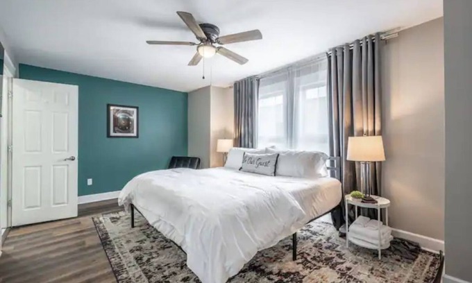 Old Northside Casa | Luxurious Downtown 3BR Townhome Dual King Beds Games Private Garage