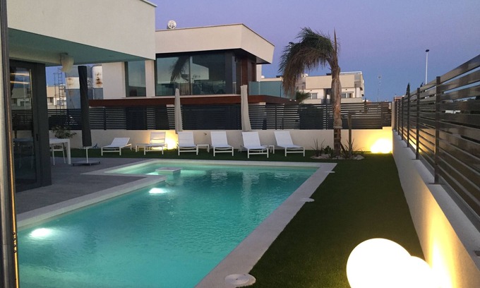 Santiago de la Ribera Villa | Disfrute de lujo a poca distancia del mar, incluyendo piscina privada y jacuzzi.