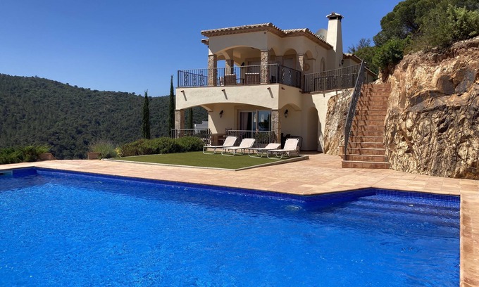 Sant Feliu de Guixols Villa | Lujosa villa con vistas al mar y a la bahía de Spectaculair