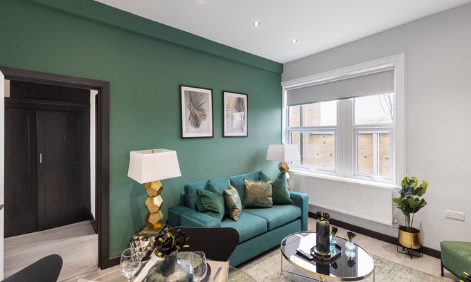 Munster Casa | Luxurious Evergreen Flat Sleeps 6