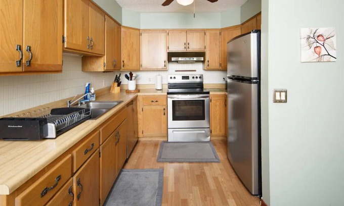 Moline Condominio | Luxurious Faimly-friendly Eatery,Walmart,JohnDeere World Headquarters&lot more.