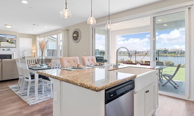 Lathrop Casa | Luxurious Family Retreat Lakeside