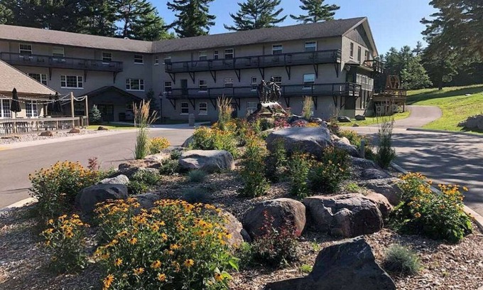 Iron Mountain Casa | Sleeps 4! Mountain Escape + Pool & Hot Tub Access