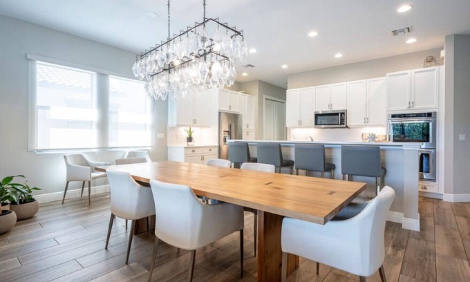 Parkland Casa | Luxurious Family Home - Spacious Kitchen & BBQ