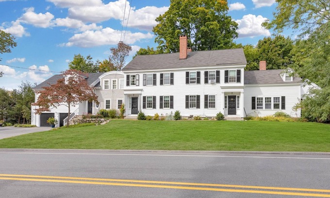 Andover Casa | Luxurious, fully renovated 3 bedroom/3 bath Andover home steps from PA/Downtown.