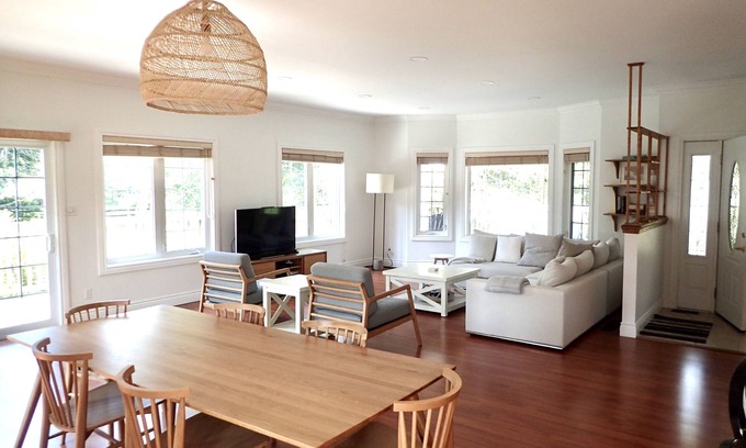 Picton Casa | Luxurious Getaway - Near Sandbanks and Wineries