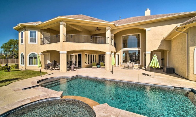 Humble Casa | Luxurious Getaway w/pool! 4 min from airport!