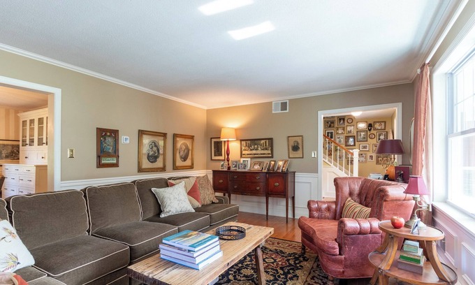 State College Casa | Luxurious, Gorgeous, Pristine, Convenient, Walkable 6-bedroom in State College!