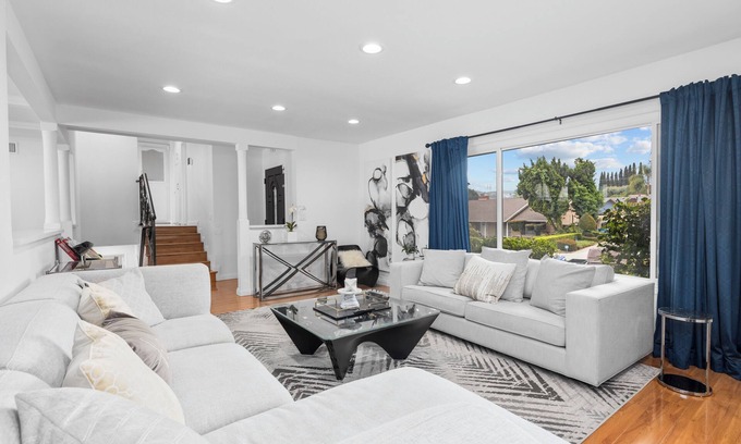 Hacienda Heights Casa | Luxurious Hacienda - Pickleball, Pool, & Jacuzzi
