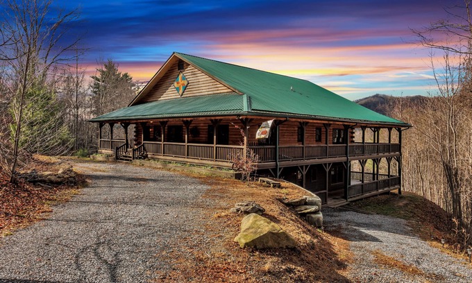Clyde Cabina | Luxurious Hidden Valley Lodge - Blue Ridge Mountain Retreat!