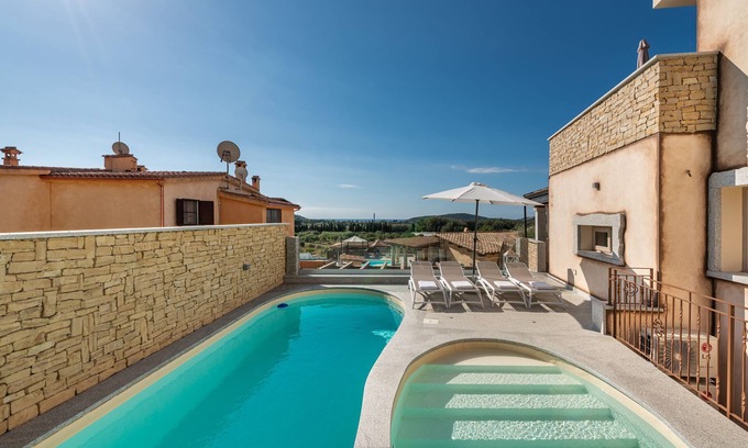 Chia Villa | Lujosa casa con piscina, terraza, Wi-Fi y aire acondicionado; Estacionamiento disponible; Mascotas pequeñas permitidas