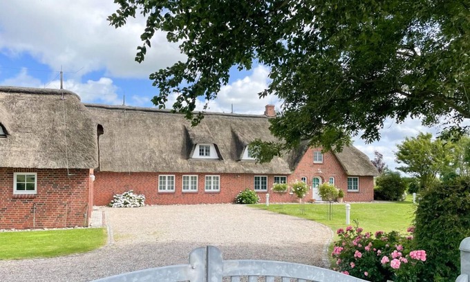Tumlauer Koog Casa | Luxurious holiday home with indoor private pool and English park garden near SPO