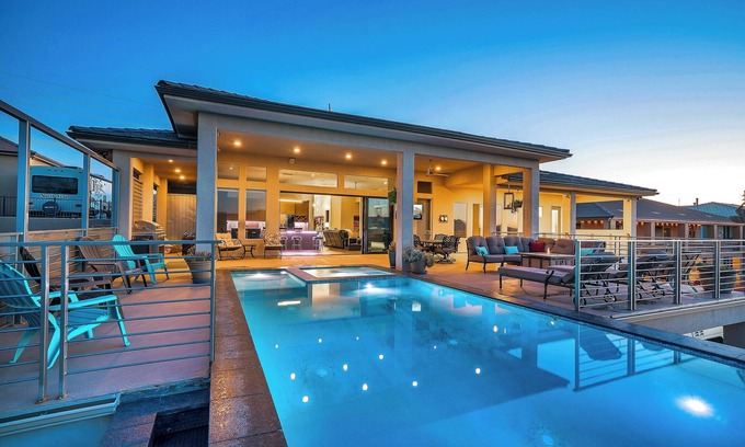 Bloomington Casa | Luxurious Home w Panoramic Views + Infinity Pool!