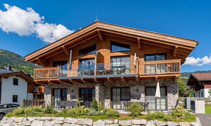 Lengdorf Casa | Luxurious home with wine cooler and fireplace