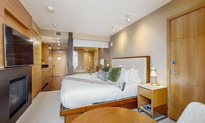Snowmass Village Apartamento | Luxurious hotel room with shared hot tub, on site spa, and ski in/ski out