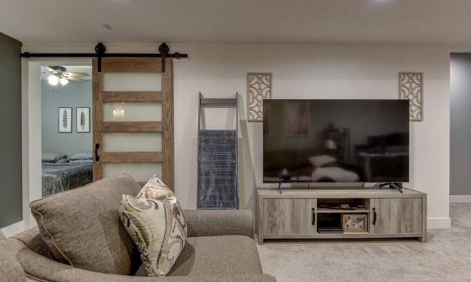 South Central Omaha Casa | Luxurious House in Aksarben