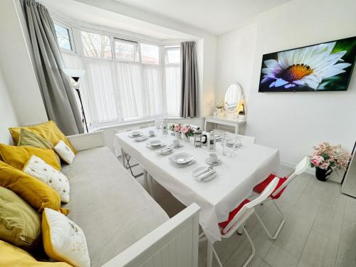 East Ham South Casa | Luxurious House near Excel- Air Conditioning, 9 Beds, 2 Baths, Garden, fast WiFi