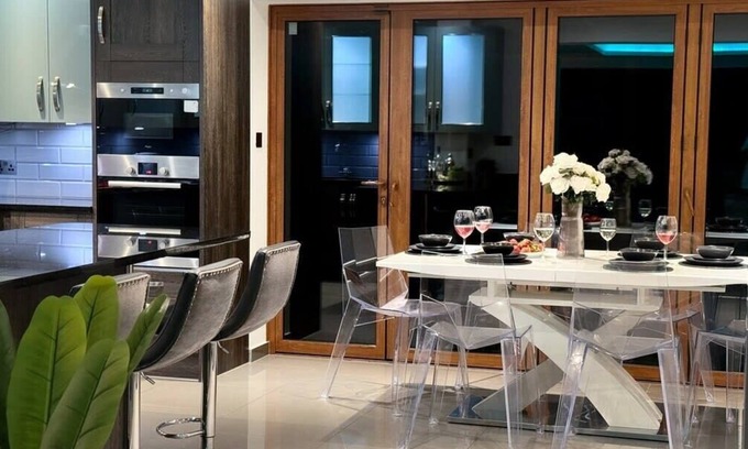 William Morris Casa | Luxurious 3 Bedroom House with Spa Bath and Private Garden