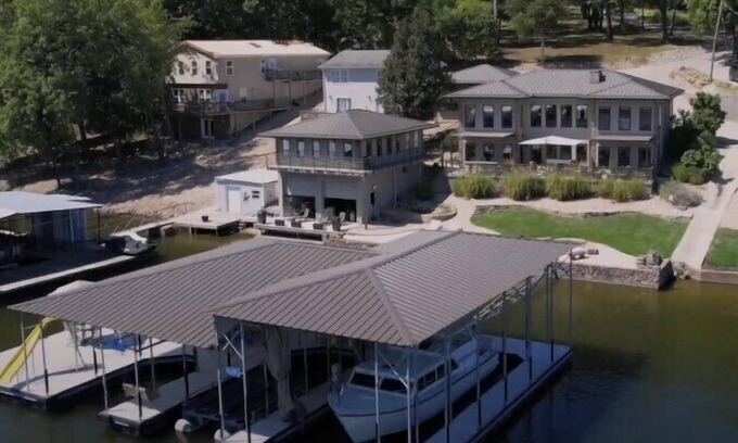 Gravois Mills Casa | Luxurious indulgence in your very own, modern lakefront home
