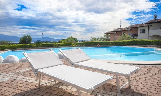 Polpenazze del Garda Apartamento | Luxurious Apartment with Lake View +swimming pool +parking space