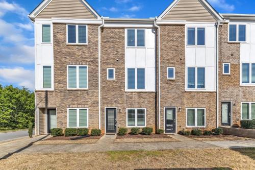 Southwest Raleigh Casa | Luxurious King 3BR Townhouse Mins to Downtown!