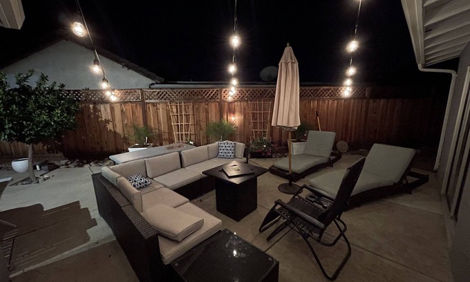 Gilroy Casa | Luxurious King Bed with Outdoor Space and 85” TV