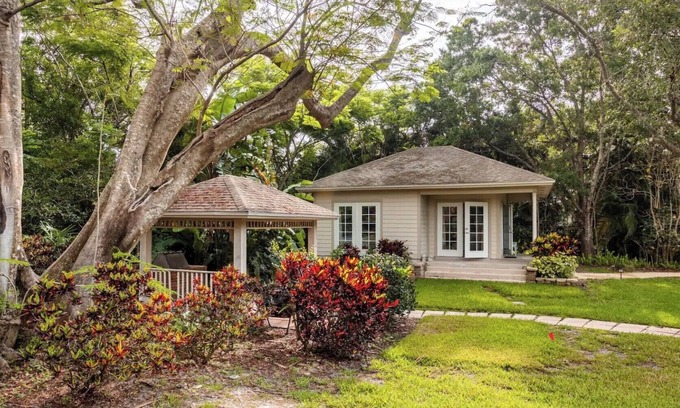 Vero Beach South Cabaña | Luxurious King Guest Cottage - No Hidden Fees!