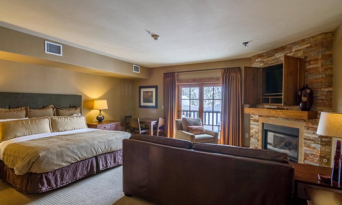 Tamarack Apartamento | Luxurious King Studio|Pet friendly|Fireplace