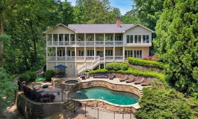 Gainesville Casa | Luxurious Lake House/private dock/private pool & hot tub