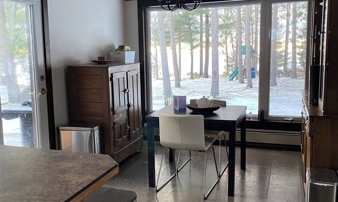 Nipissing Cabaña | Luxurious Lake House with Hot Tub - Come and Enjoy and Unwind by Lake Nipissing!