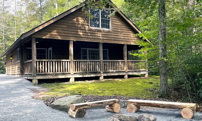 Reeders Cabina | Luxurious Lake View Log Cabin with Firepit in the Poconos
