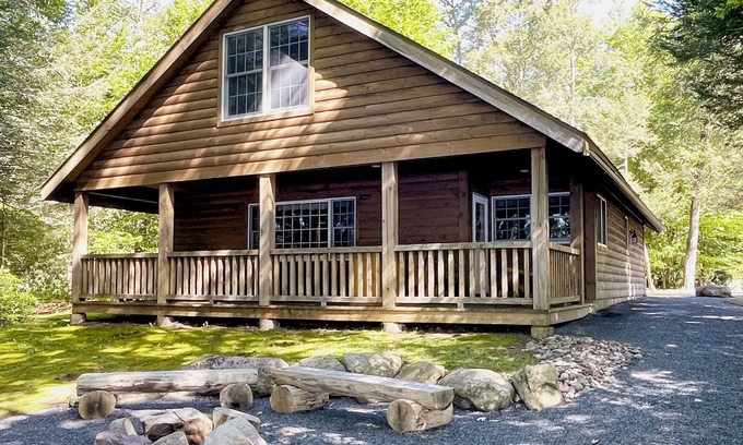 Reeders Cabina | Luxurious Lake View Log Cabin with Firepit in the Poconos