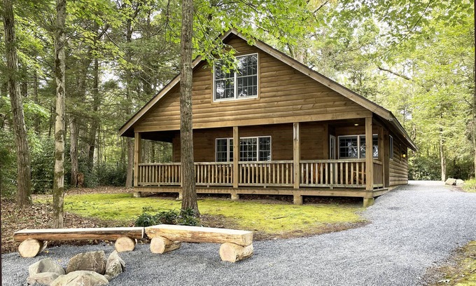 Reeders Cabina | Luxurious Lake View Log Cabin with Firepit in the Poconos