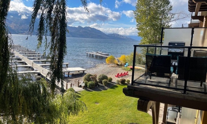 Westbank Condominio | Luxurious Lakefront Condo
