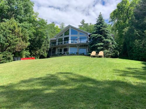 Bewdley Casa | Luxurious Lakefront Cottage, Sleeps 12