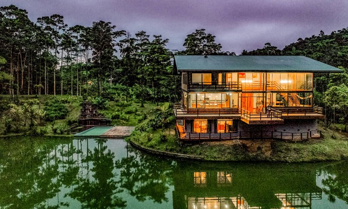 Peñas Blancas Casa | Villa de diseño frente al lago en una reserva privada, cerca del volcán Arenal.