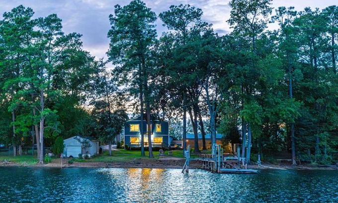 Chapin Casa | Luxurious Lakefront Escape