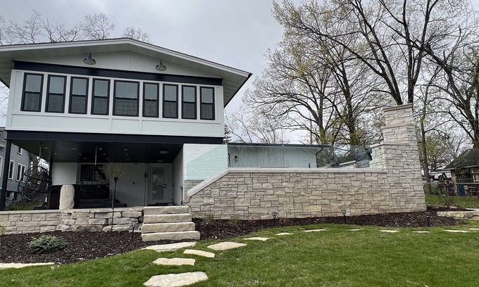 Paddock Lake Casa | Luxurious Lakefront Home