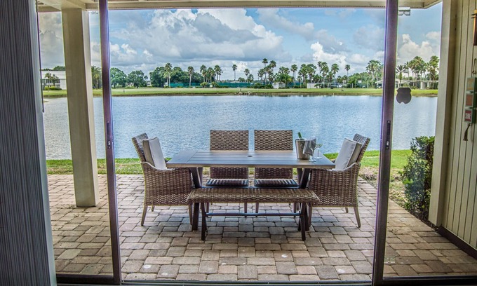Wesley Chapel Condominio | Luxurious Lakeside Getaway: Ground Floor Condo with 3 En-Suite Rooms, Golf Access, Amazing Sunsets
