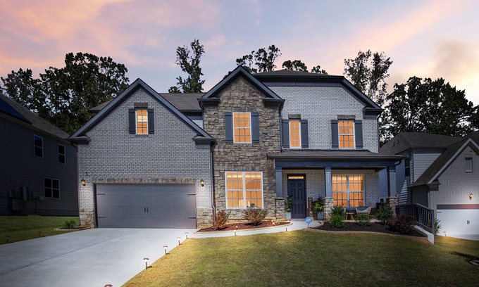 Cliftondale Casa | Luxurious, Lavish 3000 Sq Ft 3BR Home! W/Big Yard